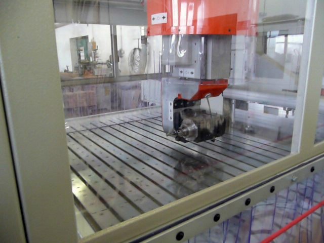 5 tengelyes szerszámcserés CNC maró1