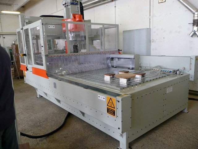 5 tengelyes szerszámcserés CNC maró5